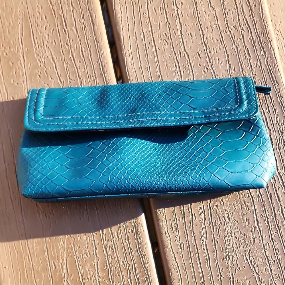 Luxurious Blue‎ Snakeskin Clutch